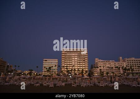 Finikoudes Strand bei Sonnenaufgang im Spätsommer auf Zypern Stockfoto