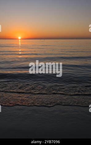 Sonnenaufgang am Strand von Finikoudes auf Zypern Stockfoto