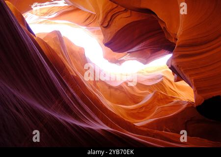 Der Lower Antelope Canyon ist sonnig. Flachwinkelansicht Stockfoto