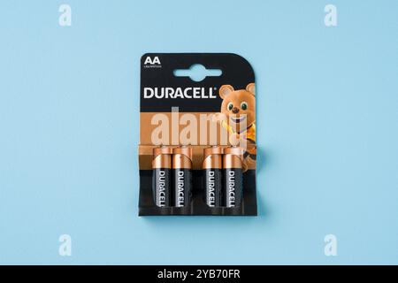 Antalya, Türkei - 16. Oktober 2024: AA Duracell Batterien in 4er-Pack auf blauem Hintergrund Stockfoto