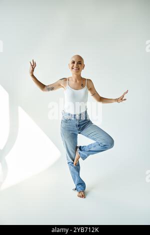 Eine selbstbewusste junge Frau umarmt ihre Einzigartigkeit und posiert anmutig in einer hellen Studioatmosphäre. Stockfoto