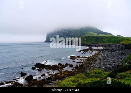 Seongsan Ilchulbong und Meeresküste auf Jeju Island, Südkorea an bewölktem Tag Stockfoto