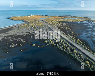 Aus der Vogelperspektive auf schwarzen Lavastrand, Leuchtturm und NATO-Radarstation, Stokksnes, östlich von Höfn, Ostfjorde, Island Stockfoto