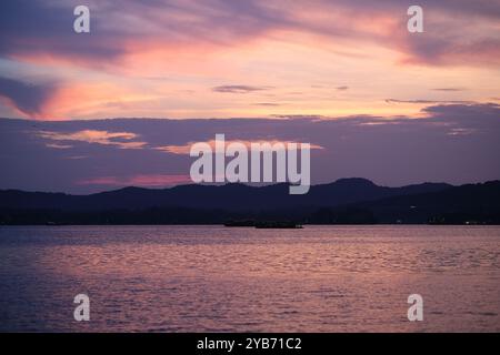 Sonnenuntergangsglühen des Westsees in Hangzhou, Zhejiang, China Stockfoto