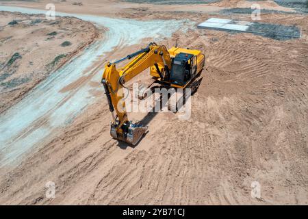 Luftaufnahme des Baggers auf der Baustelle beim Graben Stockfoto