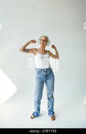 Eine junge Frau mit Alopezie lächelt hell, während sie ihre Stärke und Selbstvertrauen zeigt. Stockfoto