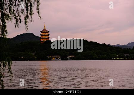 Leifeng-Pagode und westlicher See in der Abenddämmerung. In Hangzhou, Zhejiang, China Stockfoto