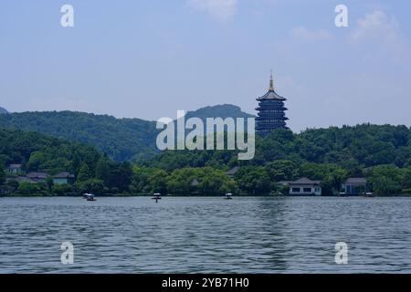 Leifeng-Pagode und westlicher See bei Nacht in Hangzhou, Zhejiang, China Stockfoto