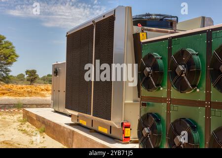 Tragbare Kühlbehälterlösungen, mobile Kühleinheit im Freien im Hof, Stockfoto