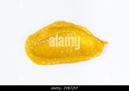 Abstrich von Senfsoße auf weißem Hintergrund Isolate, Kreativität beim Kochen, Makrotextur. Stockfoto