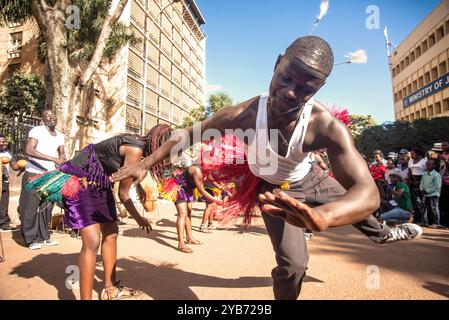 Während des Karnevals in Kampala führt ein Mann einen traditionellen Tanz auf der Straße auf Stockfoto