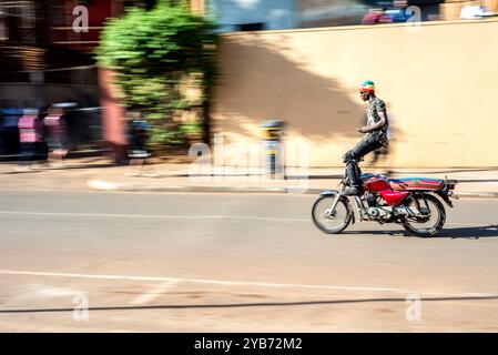 Ein junger Mann tritt während des Kampala City Carnival auf einem Motorrad auf Stockfoto