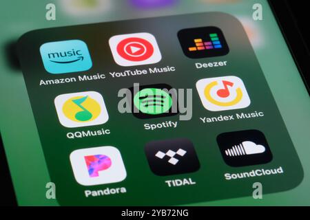 Spotify, QQ Music, Amazon Music, Pandora, Youtube Music, Deezer, Yandex Music, TIDAL und SoundCloud App Symbol auf dem Bildschirm. Verschiedene Online-Musikstreaming Stockfoto