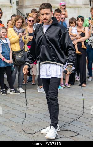 One Directions Liam Payne filmt 2017 ein Musikvideo am Londoner Trafalgar Square. Stockfoto