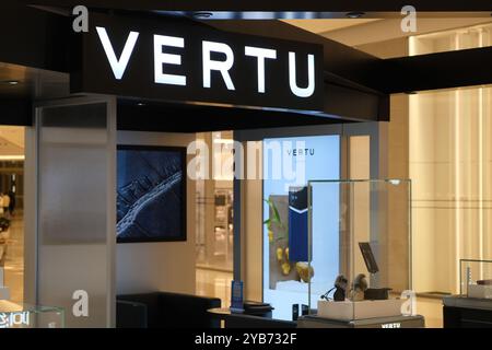 Shanghai, China - Dez. 18. 2022: Telefonladen und Markenlogo VON VERTU Stockfoto