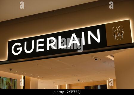 Shanghai, China - Dez. 18. 2022: Close Up GUERLAIN Store Markenlogo Stockfoto