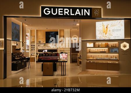 Shanghai, China - Dez. 18. 2022: GUERLAIN Einzelhandel und Markenlogo Stockfoto