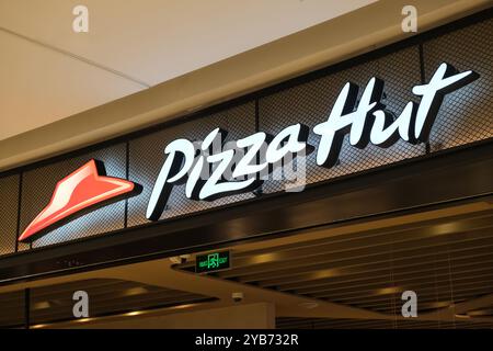 Shanghai, China - Dez. 18. 2022: Close Up Pizza Hut Restaurant Markenlogo Stockfoto