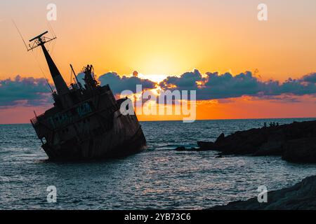"Die EDRO III lief am 8. Oktober 2011 auf schwerer See vor Pegeia auf Grund, während einer Reise von Limassol nach Rhodos. Paphos, Zypern. Stockfoto