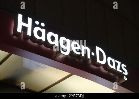 Shanghai, China - 5. November 2022: Close up Häagen-Dazs Store Schild. Amerikanische Eismarke Stockfoto
