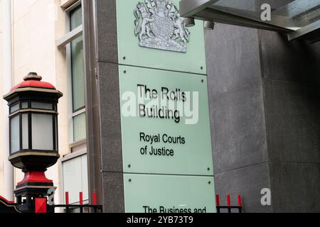 London, Großbritannien. 17. Oktober 2024. Beschilderung vor dem Eingang zum Rolls Building, Teil der Royal Courts of Justice, wo sich die Business and Property Courts of England and Wales in Fetter Lane befinden. Quelle: Ron Fassbender/Alamy Live News Stockfoto