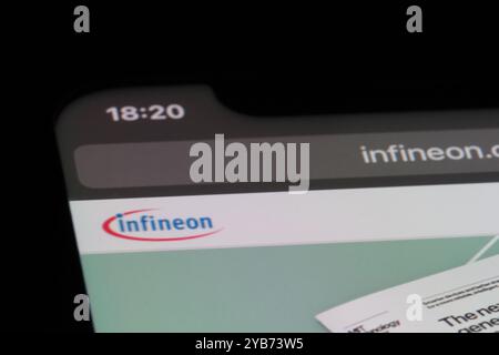 Schließen Sie sich das Logo der Infineon Technologies Firmenmarke auf der offiziellen Website an. Deutscher Halbleiterhersteller Stockfoto