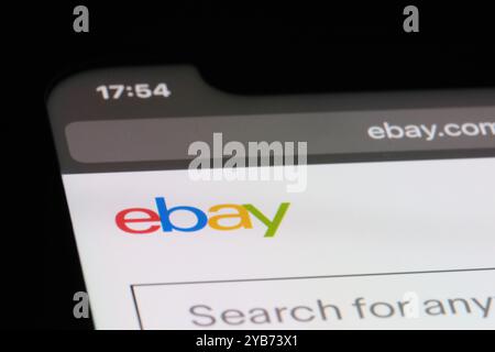 Schließen Sie das Logo der ebay-Firmenmarke auf der offiziellen Website. US-amerikanisches E-Commerce-Unternehmen Stockfoto