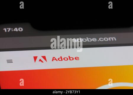 Schließen Sie das Logo der Adobe-Firmenmarke auf der offiziellen Website. Amerikanisches Softwareunternehmen Stockfoto