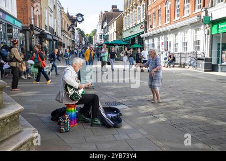 Busker auf der geschäftigen High Street, Winchester, Hampshire, England, Vereinigtes Königreich, Europa Stockfoto