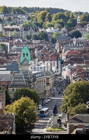 Blick auf die Statue von König Alfred dem Großen und die High Street, Winchester, Hampshire, England, Vereinigtes Königreich, Europa Stockfoto