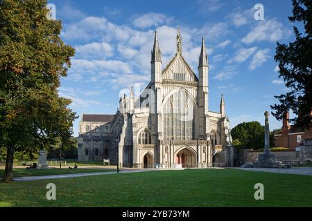 Winchester Cathedral im Abendlicht, Winchester, Hampshire, England, Vereinigtes Königreich, Europa Stockfoto