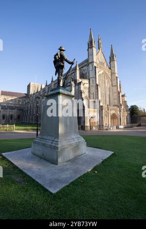 Winchester Cathedral im Abendlicht mit Kriegsdenkmal im Vordergrund, Winchester, Hampshire, England, Vereinigtes Königreich, Europa Stockfoto