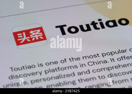 Nahaufnahme des Markenlogos der Toutiao App. Chinesische Nachrichten- und Informationsplattform im Besitz von ByteDance Stockfoto