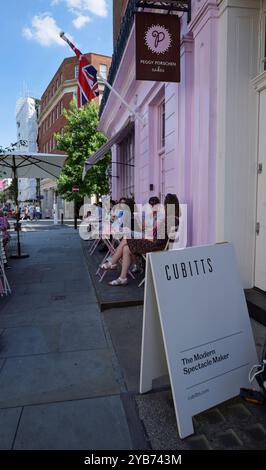 London - 06 15 2022: Gäste sitzen an Tischen in einem Café auf der Elizabeth St Stockfoto