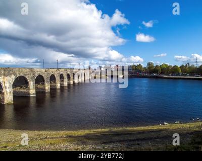 Shannonbridge ist eine der schönsten Brücken Irlands und trägt seinen Namen dem Dorf auf der Offaly-Seite des Flusses. Das massive sechzehn-AR Stockfoto