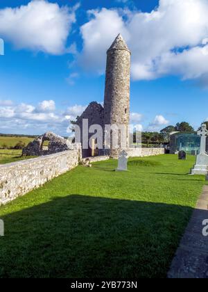 St. Ciarán gründete sein Kloster am Ufer des Flusses Shannon im 6. Jahrhundert. Das Kloster blühte auf und wurde zu einem großen Ort des Lernens, A Stockfoto