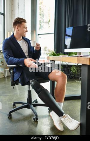 Ein junger Profi mit künstlichem Bein isst Kaffee an seinem Schreibtisch und zeigt die Integration und Modernität am Arbeitsplatz. Stockfoto