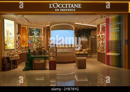 Shanghai, China - Dez. 18. 2022: Vorderseite des L'Occitane-Geschäfts mit Markenlogo. Französisches Unternehmen Stockfoto