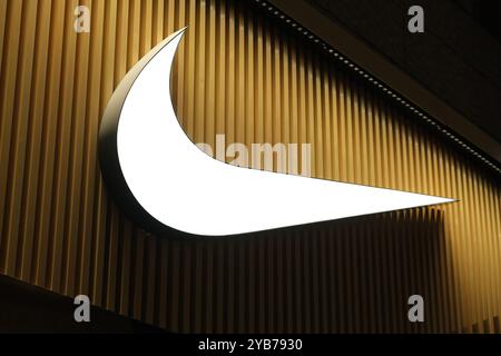 Shanghai, China – 10. Dezember 2022: Nahaufnahme des NIKE Store Signs Markenlogo Stockfoto