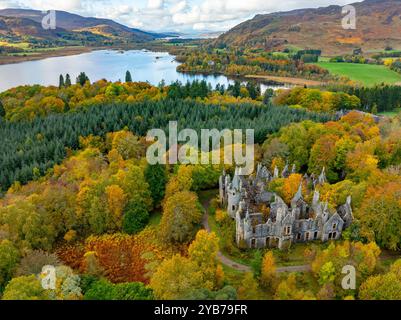 Pitlochry, Schottland, Großbritannien. Oktober 2024. Ruinen des Dunalastair House in der Nähe der Tummel Bridge in Perthshire, umgeben von Bäumen in Herbstfarben. Iain Masterton/Alamy Live News Stockfoto