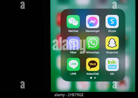 WhatsApp,LINE,Viber,WeChat,KaKaKaoTalk,Messenger,Skype,Snapchat,Kik Messenger App Symbol auf dem Bildschirm. Verschiedene Sofortkommunikationssoftware Stockfoto