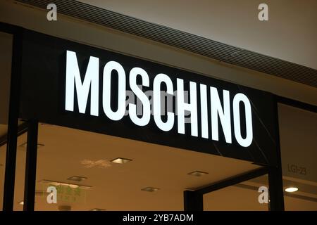 Shanghai, China-Feb. 23. 2023: Nahaufnahme des Moschino-Ladenschilds. Italienisches Luxusmodeunternehmen Stockfoto