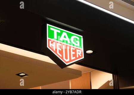 Shanghai, China-Feb. 23. 2023: Close up TAG Heuer Store Schild. Schweizer Luxusuhrenfirma Stockfoto