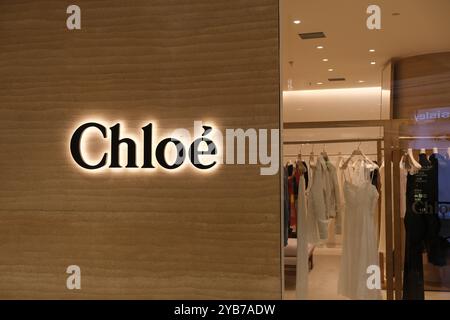 Shanghai, China-Feb. 23. 2023: Bekleidungsgeschäft Chloé und Markenlogo. Luxusmarke Stockfoto