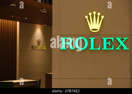 Shanghai, China-Feb. 23. 2023: Rolex Einzelhandel und Markenlogo Stockfoto