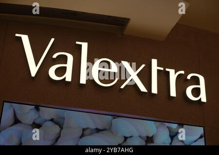 Shanghai, China-Feb. 23. 2023: Close up Valextra Store Schild. Luxusunternehmen Stockfoto