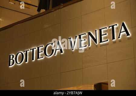 Shanghai, China-Feb. 23. 2023: Nahaufnahme des Bottega Veneta Ladenschilds. Italienisches Luxusunternehmen Stockfoto