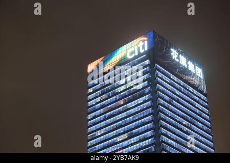 Shanghai, Pudong, China-Feb. 23. 2023: Firmenzentrale der Citibank in der Nacht. Stockfoto