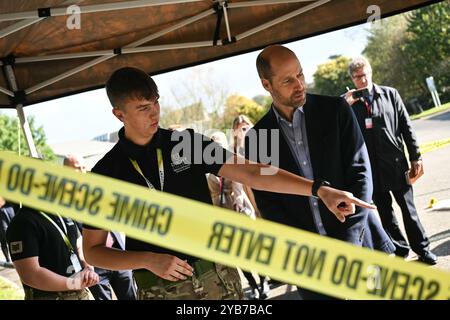 Der Duke of Cornwall (rechts) spricht mit einem Studenten, der an der Military and Protective Services Academy eingeschrieben ist, während seines Besuchs im Duchy College Stoke Climsland in Callington, Cornwall, um mehr darüber zu erfahren, wie das College jungen Menschen in ländlichen Gebieten Möglichkeiten bietet. Bilddatum: Donnerstag, 17. Oktober 2024. Stockfoto