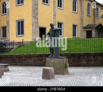 Kilmarnock, Schottland, Großbritannien. 13. Oktober 2024: Die Statue von Johnnie Walker, vor der New Laigh Kirk. Stockfoto